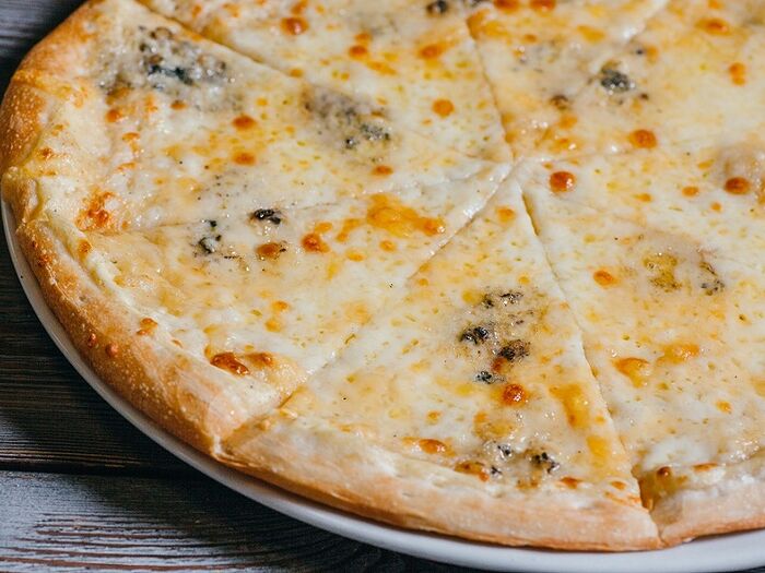 Пицца Четыре сыра с белым соусом