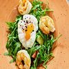 Фото к позиции меню Салат с яйцом пашот, авокадо и креветками