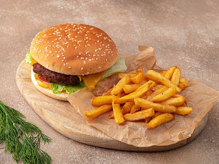 Чизбургер с говяжьей котлетой и картошкой фри