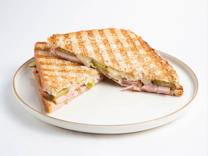 Сэндвич с сыром колби и мясом дичи