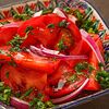 Фото к позиции меню Салат с помидорами, красным луком и соусом Наршараб