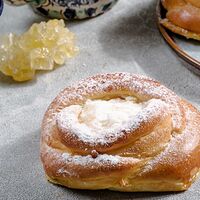 Булочка с творогом и изюмом