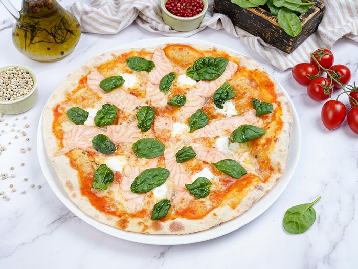 Пицца с лососем и свежим шпинатом 30 см