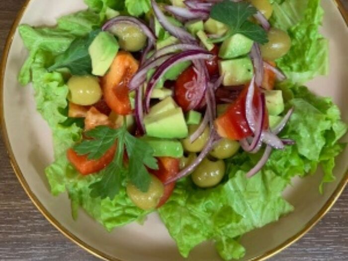 Овощной салат с оливками и авокадо