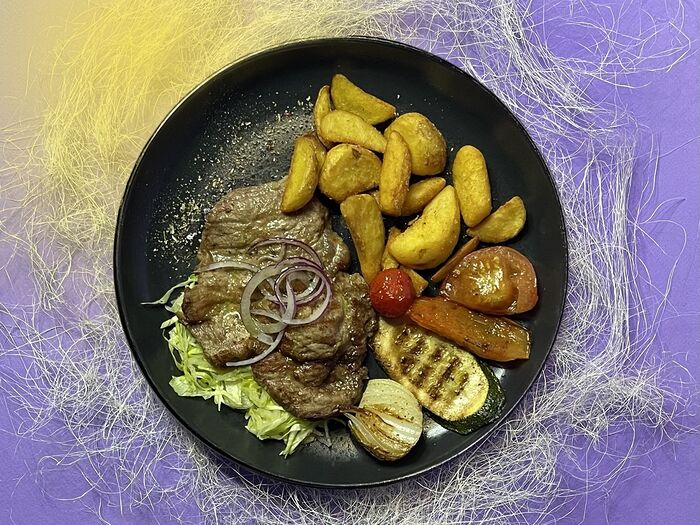 Cвинoй стейк с овощами гриль и картофелем