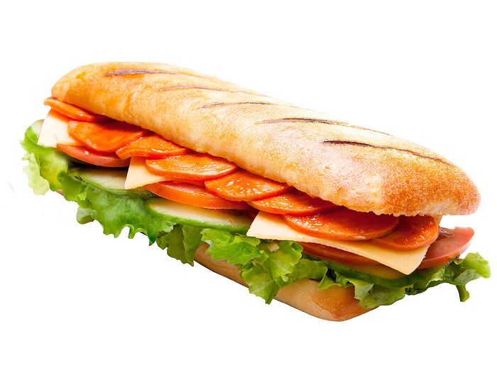 Сэндвич с колбасками пепперони и сыром