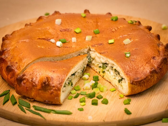 Пирог из сдобного теста с зеленым луком и яйцом