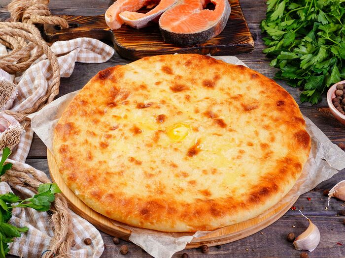 Пирог осетинский с семгой, брокколи и сыром