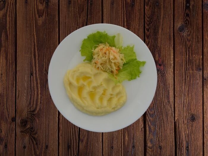 Картофельное пюре с салатом из свежей капусты