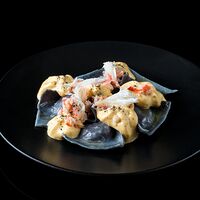 Равиоли с крабом и муссом из морского ежа