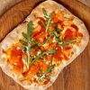 Фото к позиции меню Римская пицца с лососем и соусом Том Ям