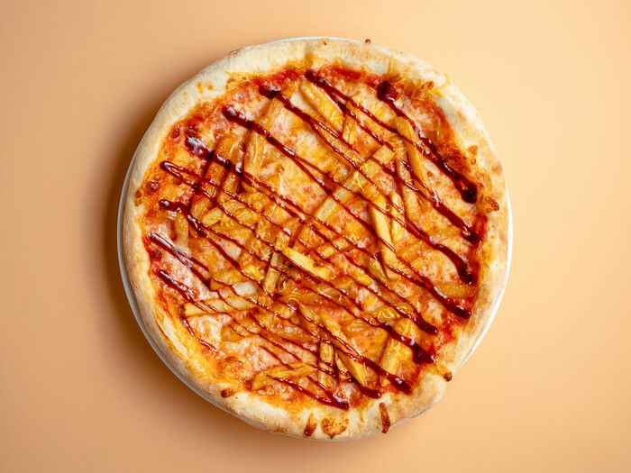 Пицца с картофелем фри и сыром чеддер