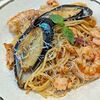 Фото к позиции меню Черные спагетти с морепродуктами в томатном соусе