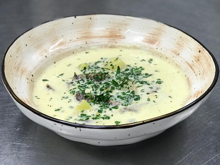 Суп с сушеной колбасой и фасолью