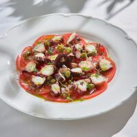 Салат с осьминогом, каперсами и спелыми томатами