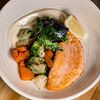 Фото к позиции меню Филе лосося с овощным соте и йогуртовым соусом