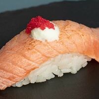 Нигири суши с лососем катсуто