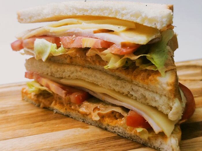 Сэндвич с окороком и сыром гауда