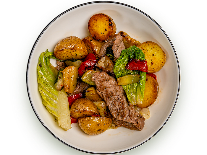 Теплый салат с говядиной на гриле и овощами