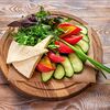 Фото к позиции меню Ассорти из свежих овощей и зелени с домашним сыром