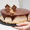 Фото к позиции меню Торт Карамелис шоколадный с карамелью и арахисом