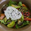 Фото к позиции меню Тёплый салат с ростбифом и яйцом пашот