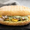 Фото к позиции меню Сэндвич с цыпленком и омлетом