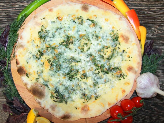Ламаджо с сыром и зеленью