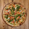 Фото к позиции меню Пицца Сёмга, креветки, руккола, соус белый