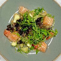 Салат со слабосолёным лососем