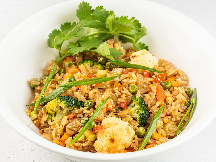 Рис в азиатском стиле с брокколи, цветной капустой, сладким перцем и зеленым горошком