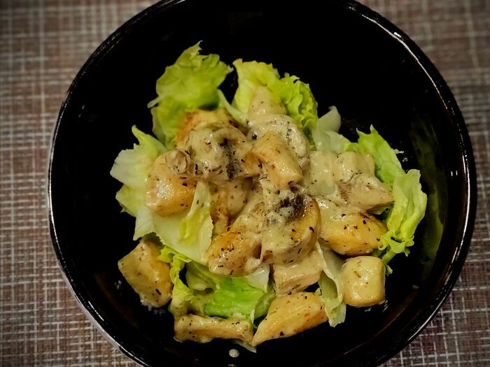 Теплый салат с курицей и грибами Warm salad