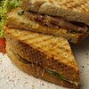 Фото к позиции меню Сочный сэндвич с запеченной домашней бужениной и пикантной сальсой