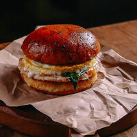 Утренний бургер с котлетой из индейки, яйцом и сыром чеддер