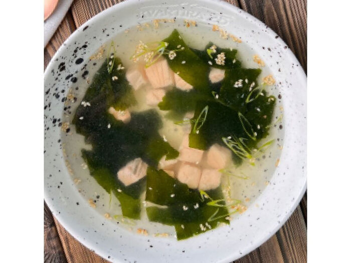 Суп с лососем и водорослями миёк