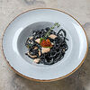 Фото к позиции меню Черные спагетти с лососем и красной икрой