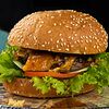 Фото к позиции меню Бургер с говяжьей котлетой, овощами и соусом BBQ