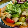 Фото к позиции меню Негреческий салат по-деревенски с соусом из печеных перцев