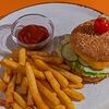 Фото к позиции меню Бургер с курочкой, картофелем фри, кетчупом