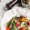 Фото к позиции меню Салат с ростбифом собственного приготовления. Salad with home-made roast beef