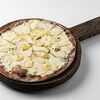 Фото к позиции меню Пицца с грушей и сыром горгонзола на ржаном тесте