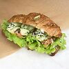 Фото к позиции меню Зерновой сэндвич-круассан с семгой