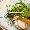 Фото к позиции меню Картофельная вафля со шпинатом, грибами и двумя видами куриного филе