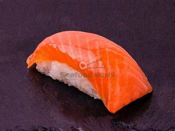 Суши с охлажденным лососем