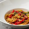 Фото к позиции меню Лапша с курицей, овощами и азиатским соусом