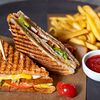 Фото к позиции меню Клаб-сэндвич с курицей и картофелем фри