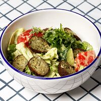 Салат с фалафелем и овощами