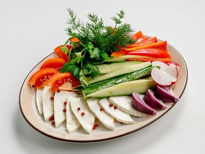 Букет из свежих овощей с брынзой и зеленью