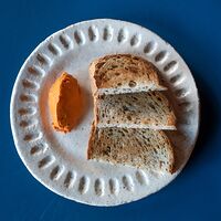 Зерновой хлеб с томатным маслом