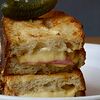Фото к позиции меню Гриль-сэндвич с ветчиной и сыром